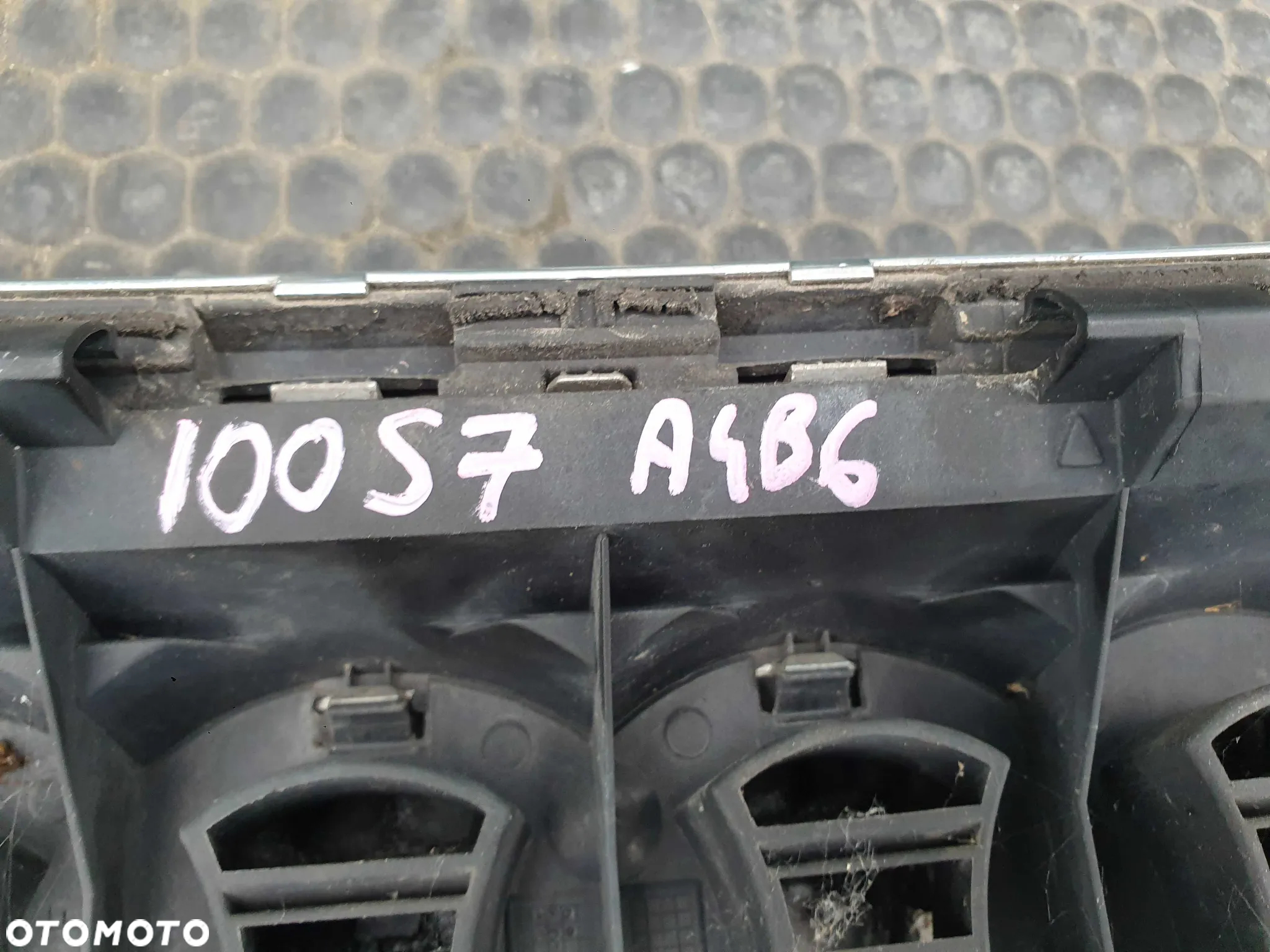 Atrapka 8E0853651F Atrapa Gril Maski Chrom Ramka Emblemat Znaczek Audi A4 B6 - 12