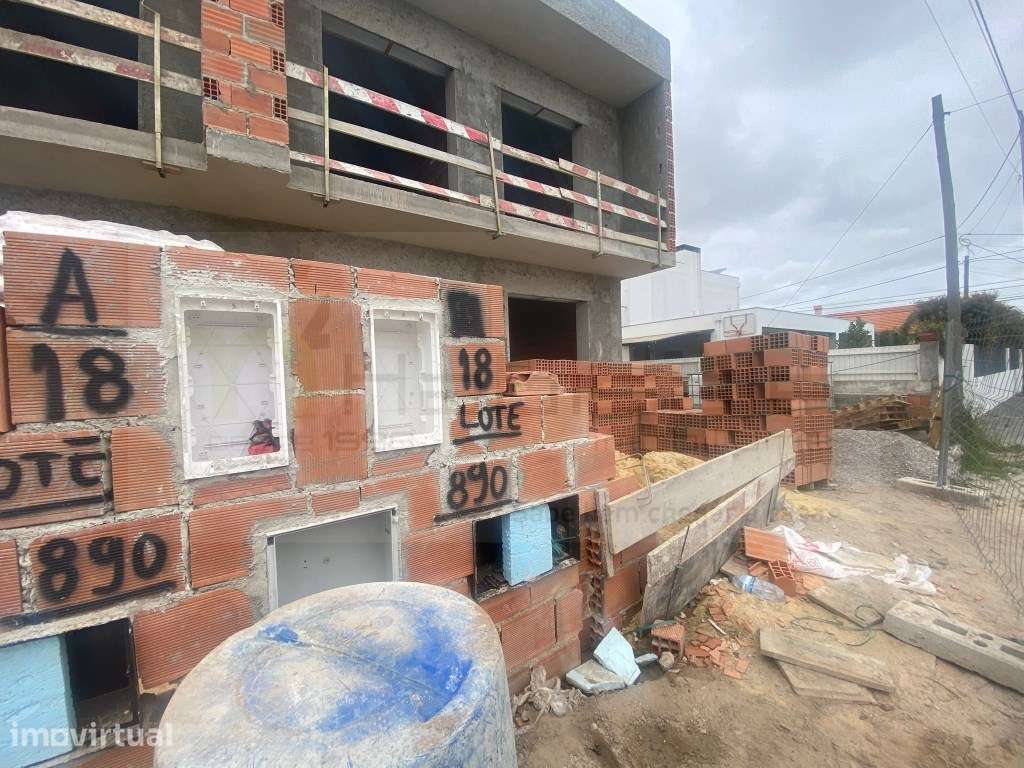 Moradia geminada com piscina e garagem - Grande imagem: 2/9