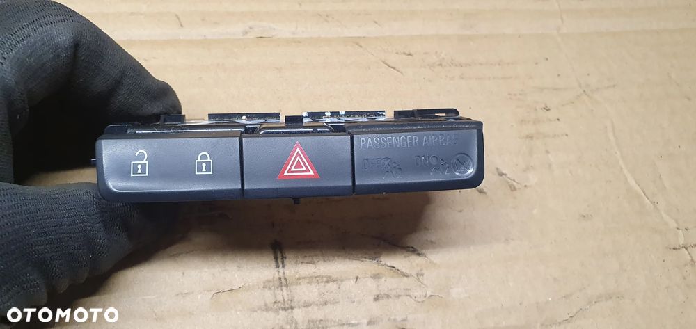 Włącznik awaryjnych centralnego zamka Opel Zafira C 20934759 - 1
