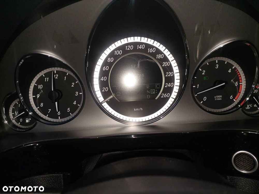 Mercedes-Benz Klasa E 300 CDI DPF BlueEFFICIENCY 7G-TRONIC Avantgarde - 18