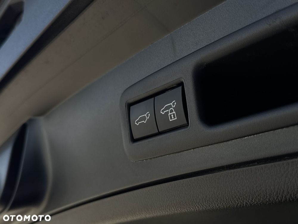 Lexus UX 300h F Sport Design - 34