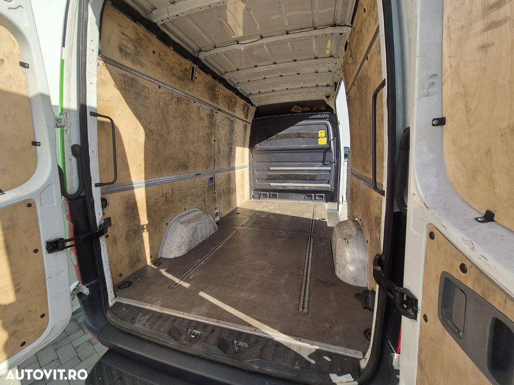 Volkswagen Crafter 35 MR Furgon 2.0 tdi - 10