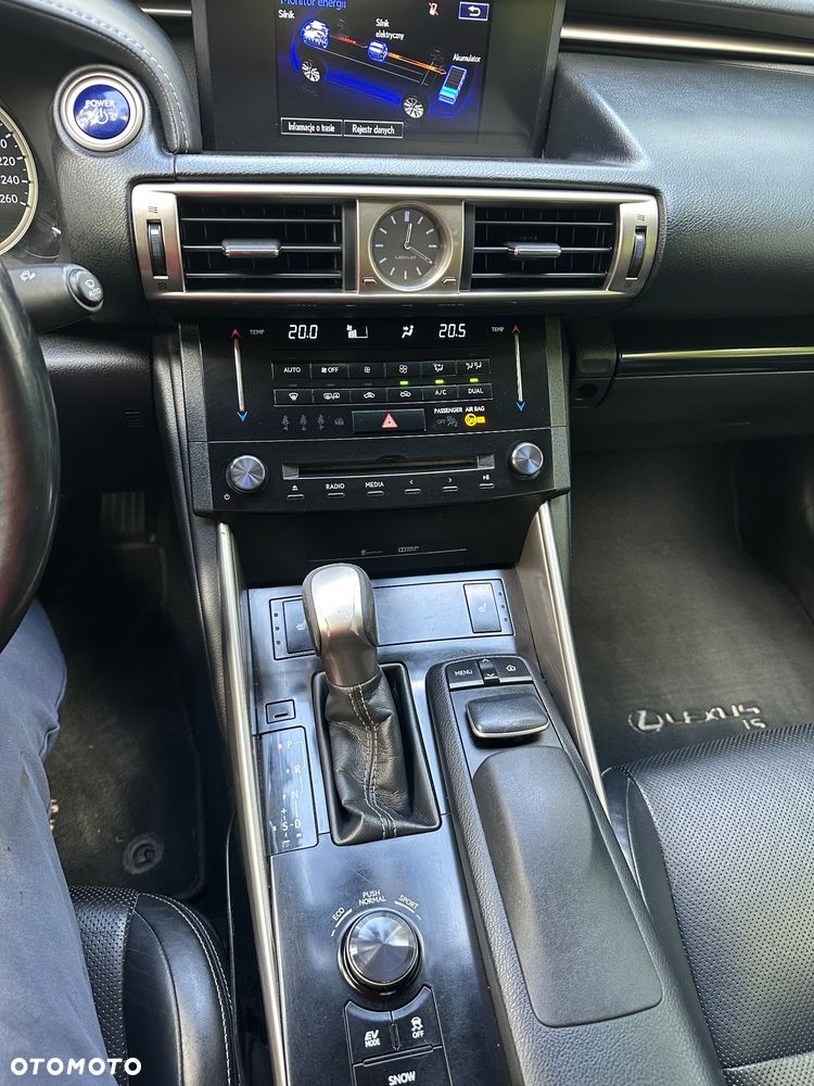 Lexus IS 300h Business - 8