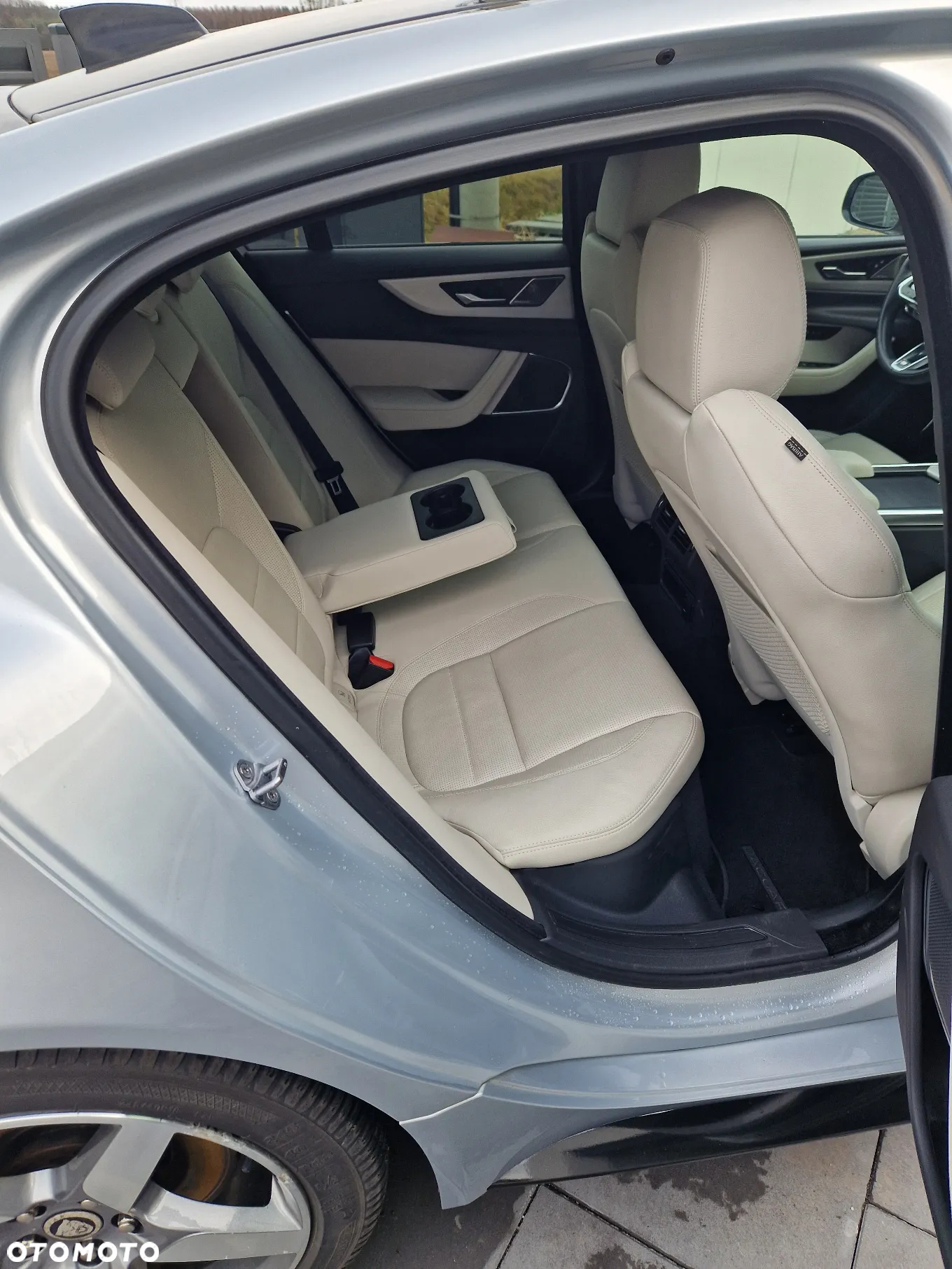 Jaguar XE 2.0 P300 AWD R-Dynamic Black - 22