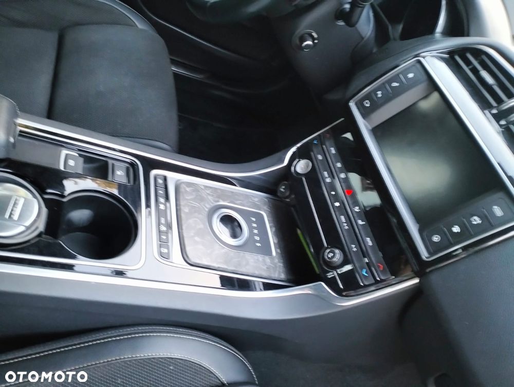 Jaguar XE 2.0 D R-Sport - 13