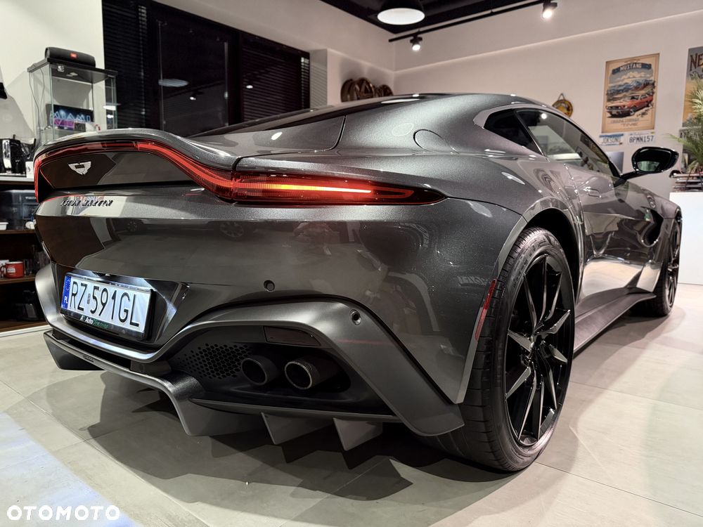 Aston Martin Vantage - 5
