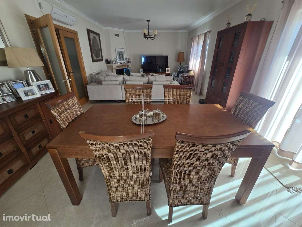 Moradia geminada T4+1, arquitetura tradicional com garagem e piscin... - Grande imagem: 3/35