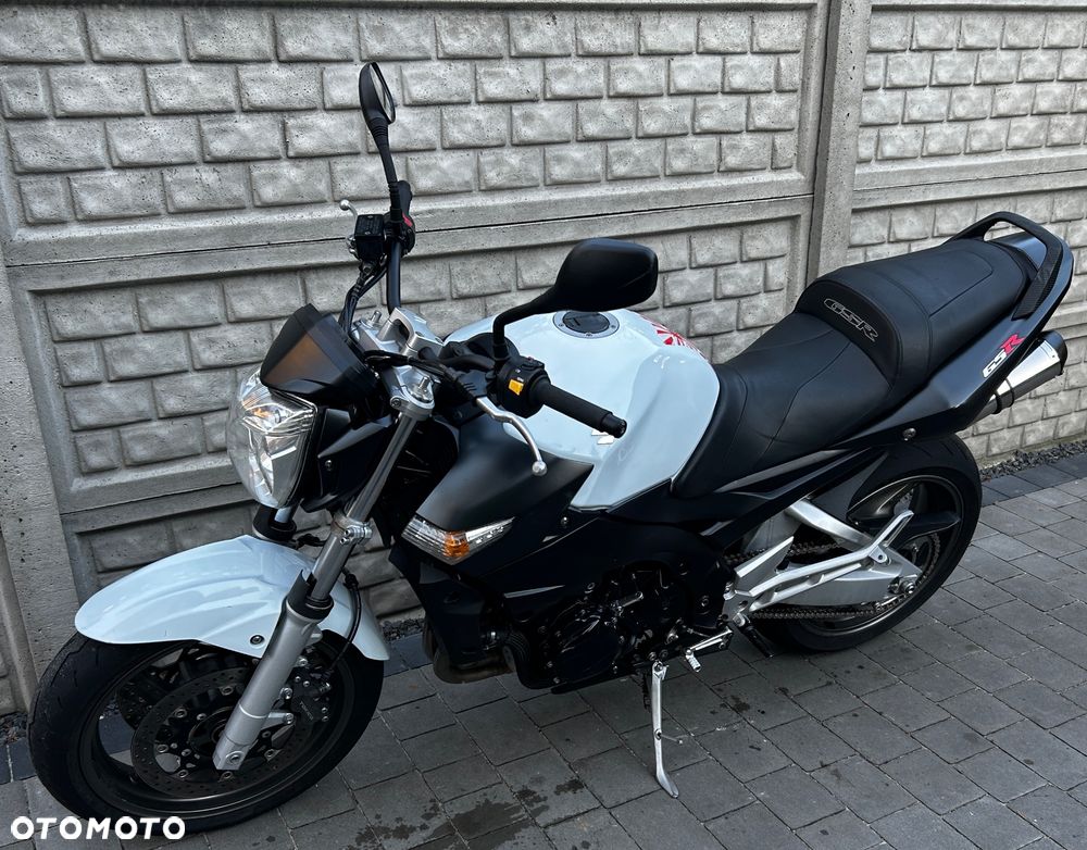 Suzuki GSR - 18