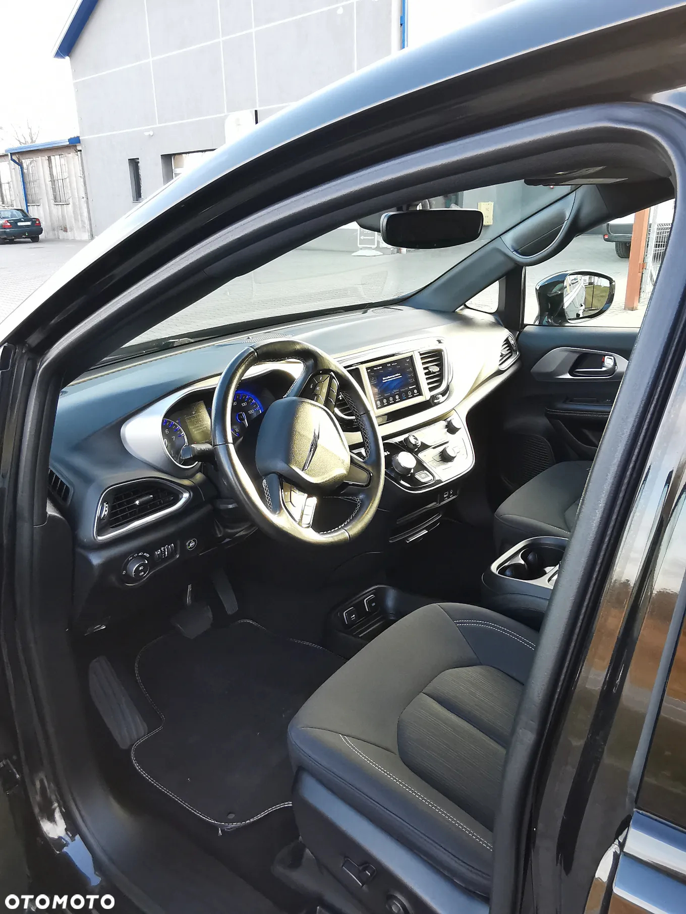 Chrysler Pacifica - 8