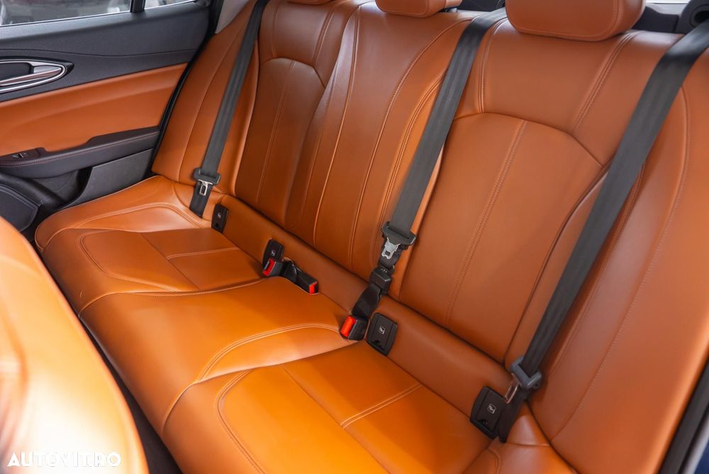 Alfa Romeo Giulia 2.2 - 22