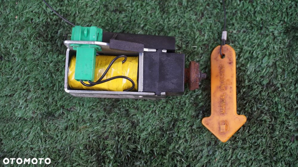 Saab 9-5 2.3 turbo 250 KM  AERO B235R silownik klapki wlewu paliwa 5117072 - 1