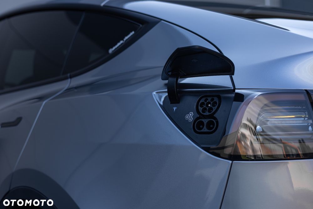 Tesla Y Long Range AWD - 13