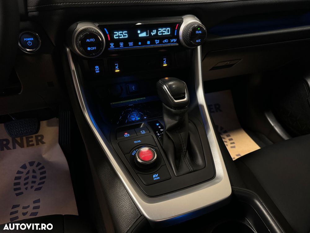 Toyota RAV4 2.5 4x4 Hybrid Team Deutschland - 17