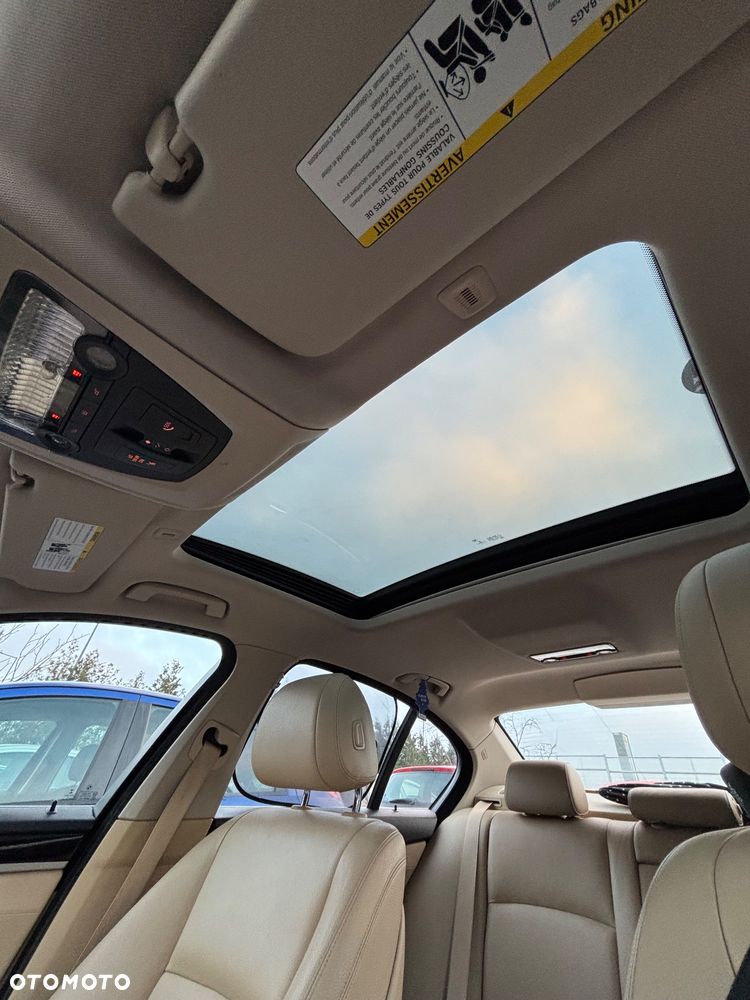 BMW Seria 5 528i xDrive - 39