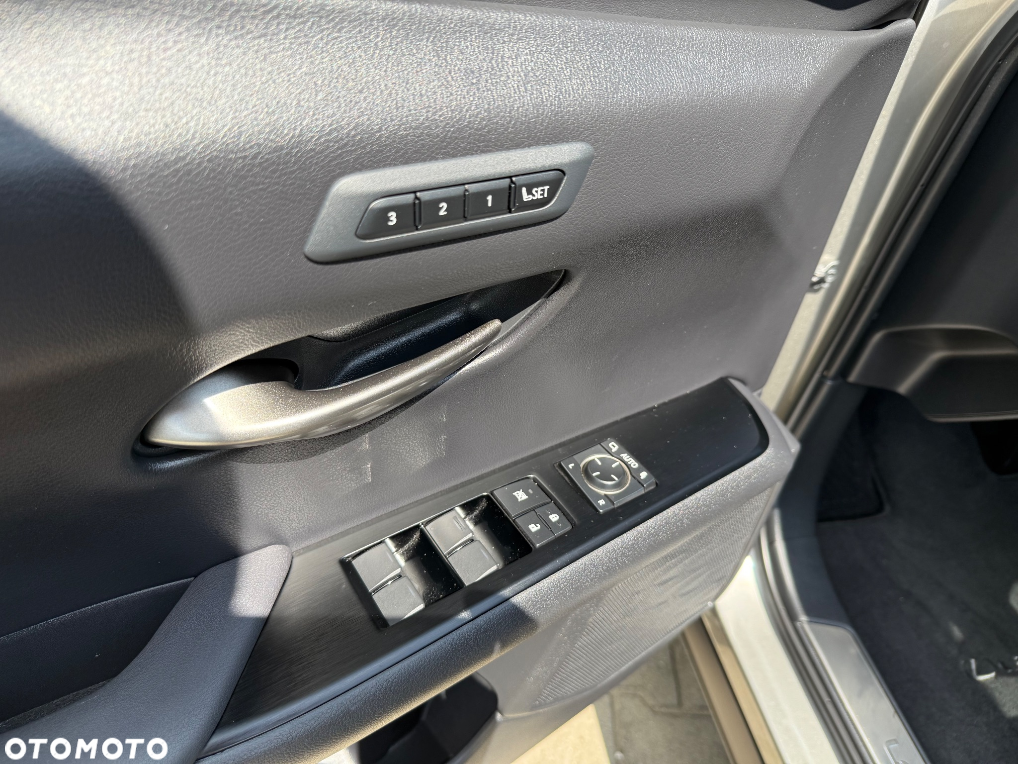 Lexus UX 250h - 18