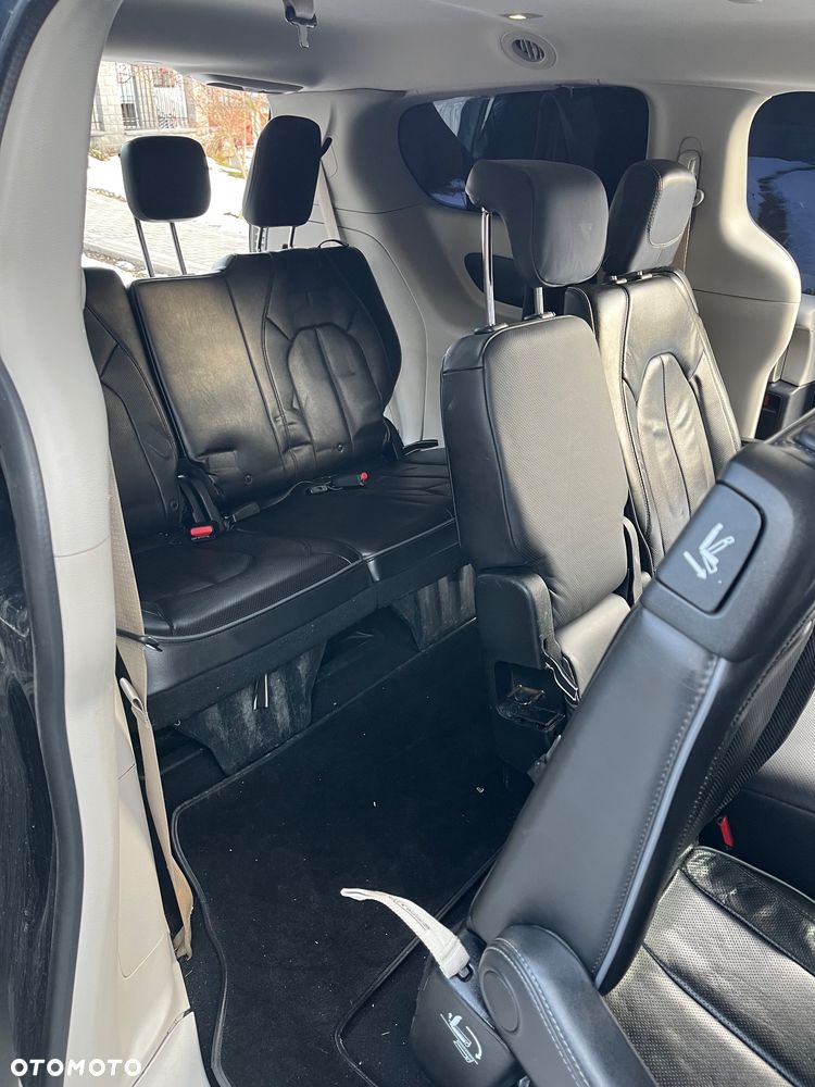 Chrysler Pacifica - 12