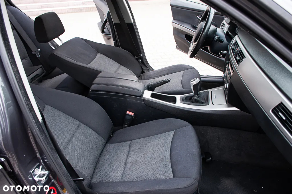 BMW Seria 3 318i Touring - 25