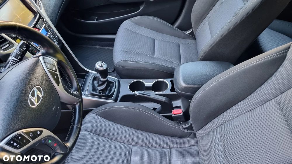 Hyundai i30 Fastback 1.6 CRDI Premium - 24