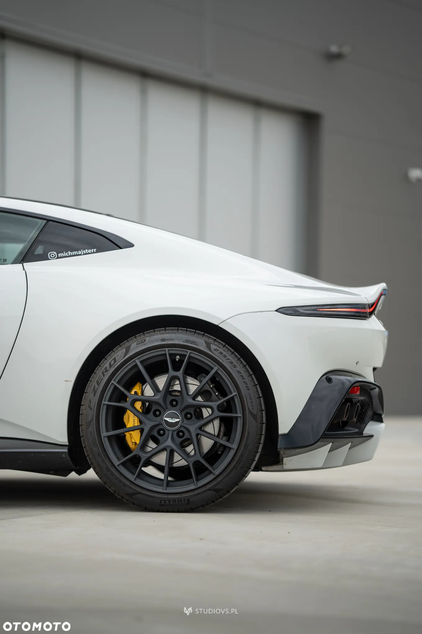 Aston Martin Vantage - 24