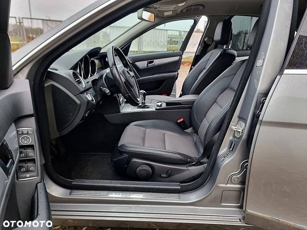 Mercedes-Benz Klasa C 180 CGI BlueEFFICIENCY Avantgarde - 7