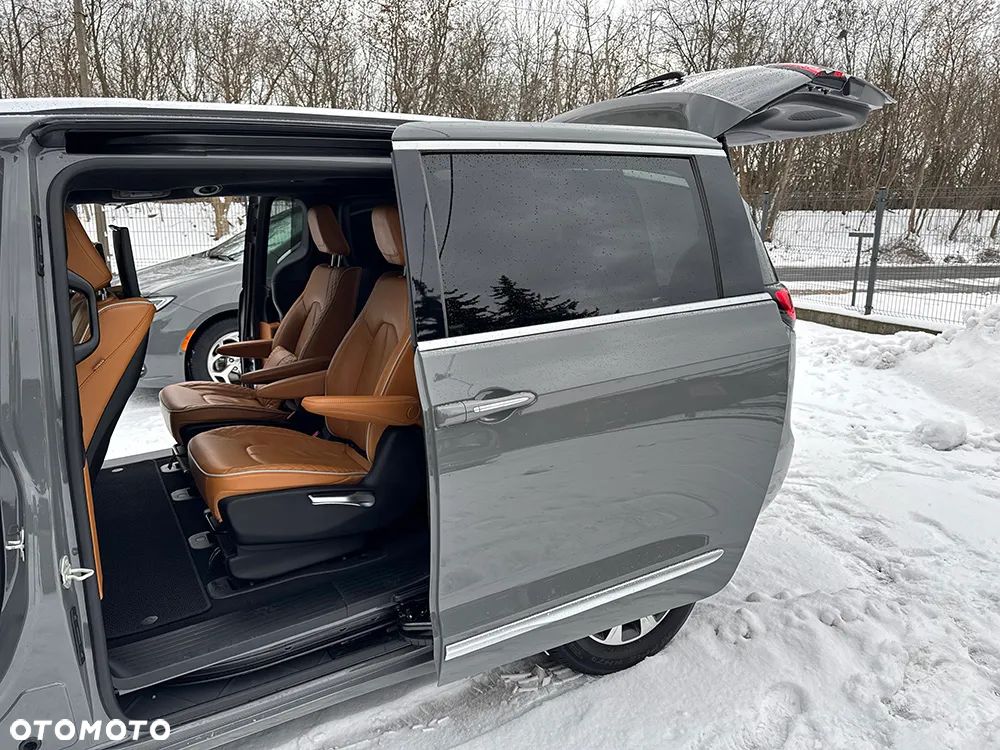 Chrysler Pacifica - 16