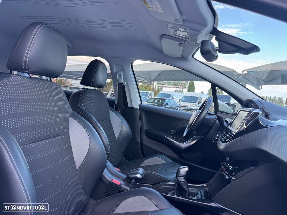 Peugeot 2008 1.2 PureTech Allure - 12