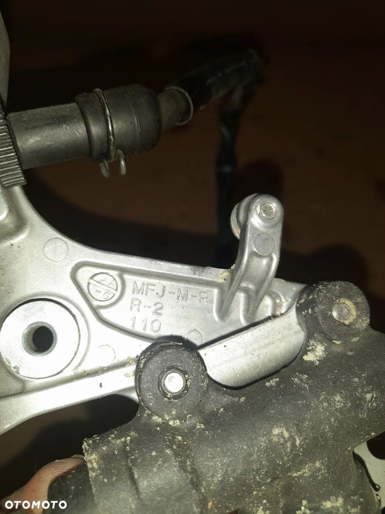 2007-2016 Honda Cbr600rr set prawy podnóżek kierowcy wraz z pompą hamulcową  MFJ -M - R     R-2     110 - 3