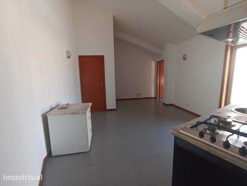 T1+1 c/ terraço ao lado do Glicínias - Grande imagem: 2/8