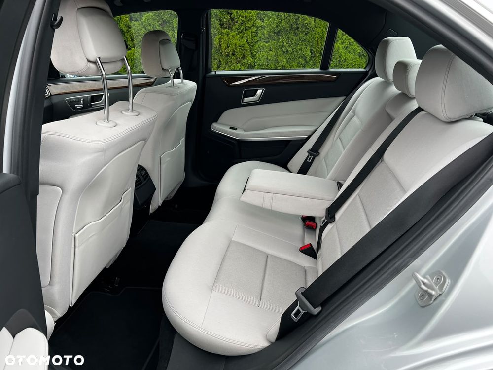 Mercedes-Benz Klasa E 250 BlueTEC 4Matic 7G-TRONIC Elegance - 13
