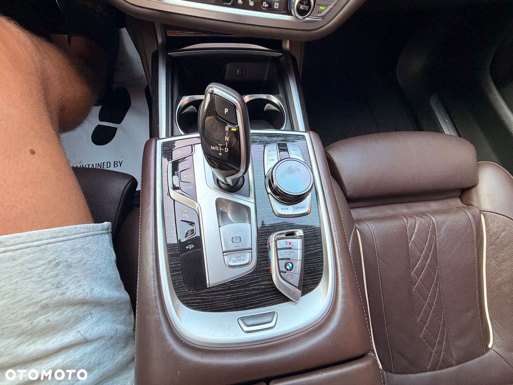 BMW Seria 7 740Li - 37