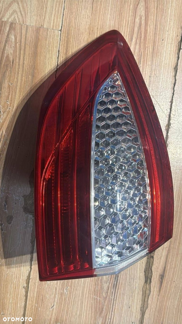 Lewa tylna lampa w błotnik Ford mondeo mk4 przedlift kombi