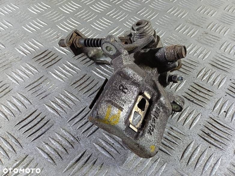 ZACISK PRAWY TYLNY HONDA JAZZ 2 - 1