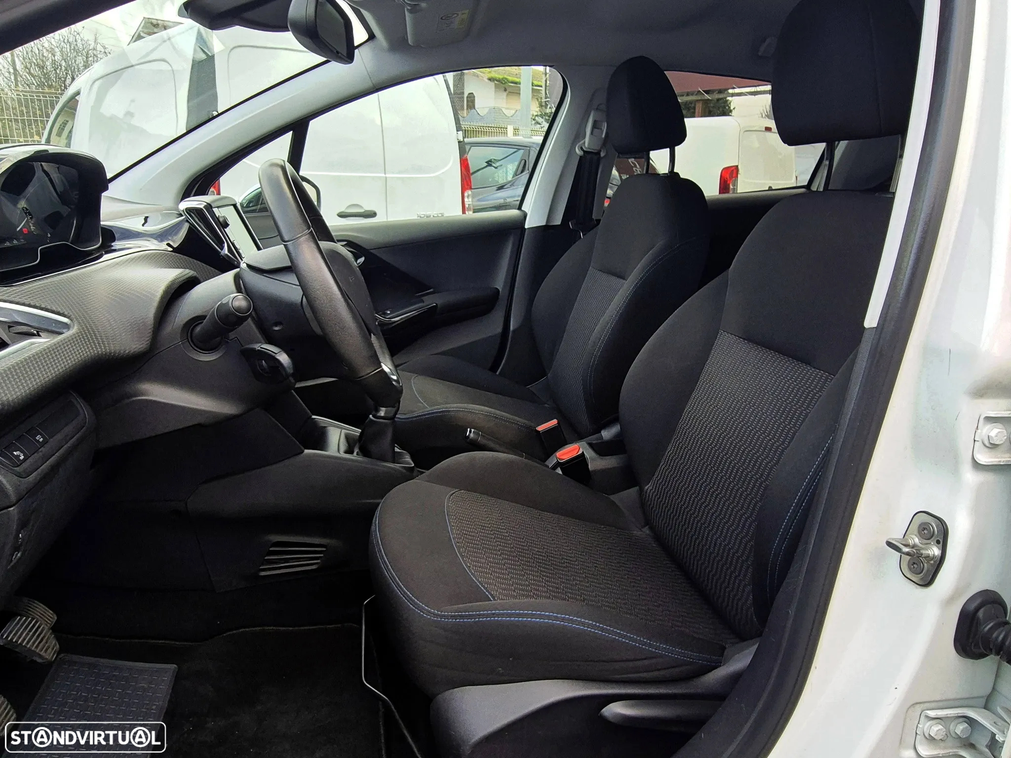 Peugeot 208 1.2 PureTech Signature - 4