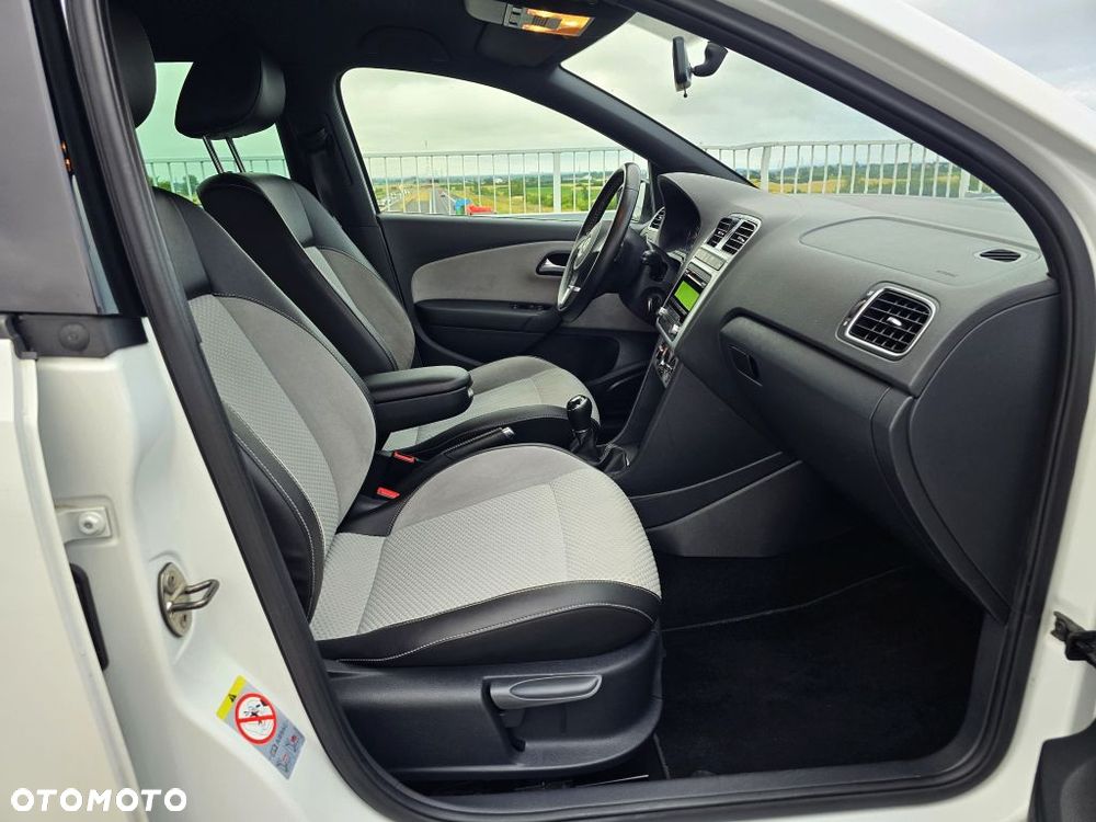 Volkswagen Polo 1.2 TSI Cross Urban White - 27