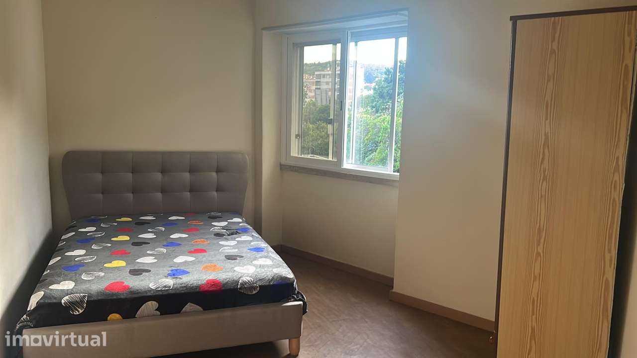 Quarto Individual com Mobiliário e Internet - Grande imagem: 2/2