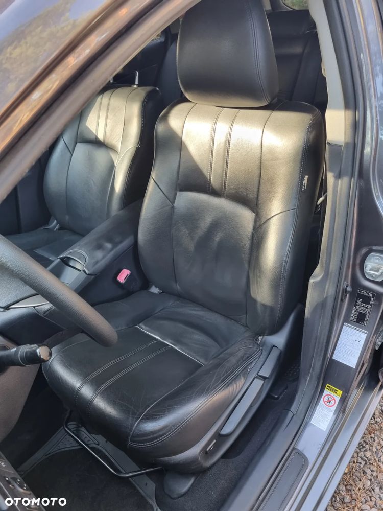 Toyota Avensis 2.0 D-4D Premium - 2