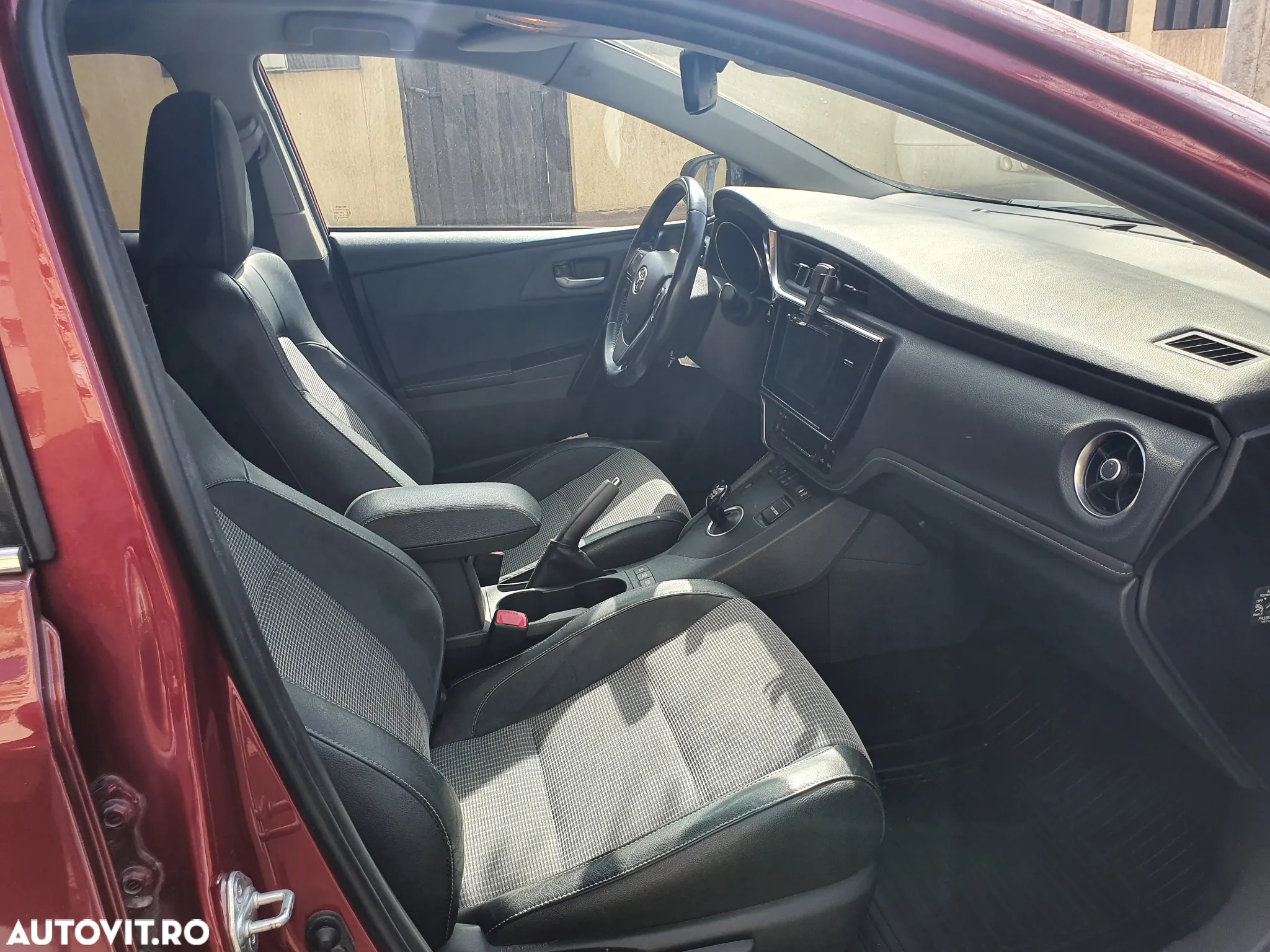 Toyota Auris 1.8 L VVT-i Hybrid Sol + - 31