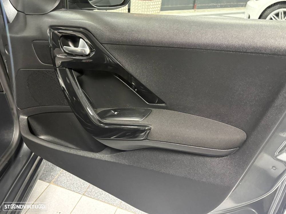Peugeot 208 1.2 PureTech Style - 24