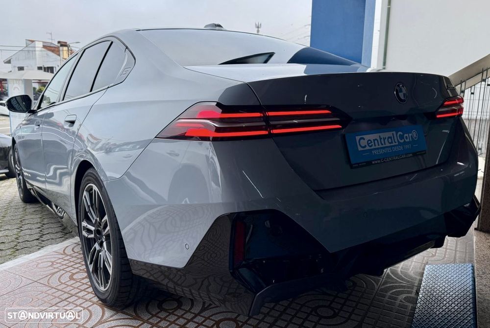 BMW 520 d Pack Desportivo M - 8