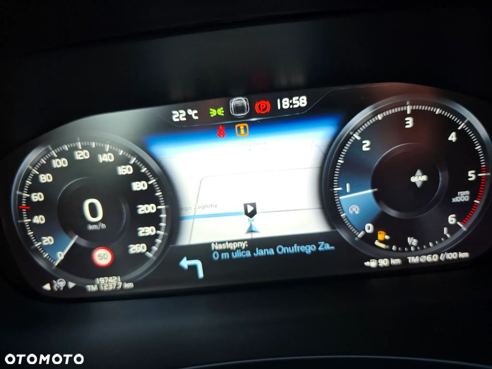 Volvo V90 D3 Momentum Pro - 32