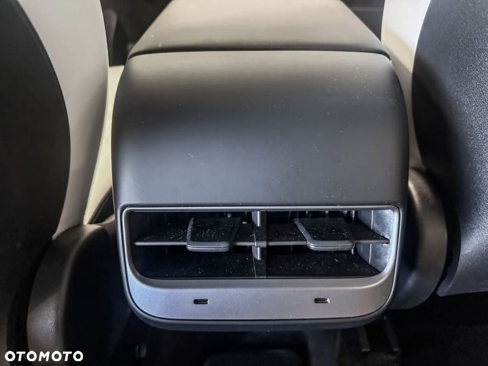 Tesla Model Y - 23