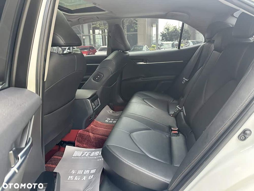 Toyota Camry Luxury - 17