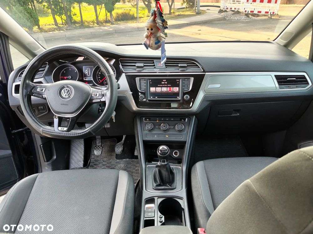 Volkswagen Touran - 12