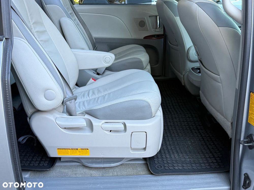 Toyota Sienna 3.5 LE AWD - 25