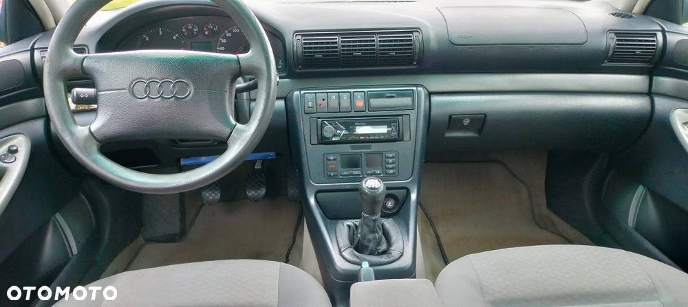 Audi A4 Limousine - 1