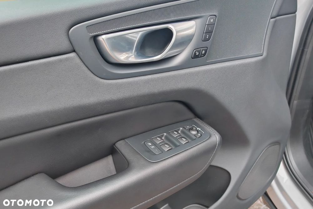 Volvo XC 60 B4 D AWD Plus Dark - 16