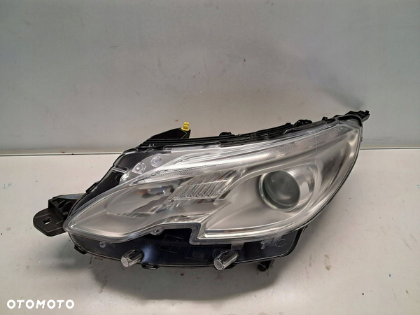 Peugeot 2008 LEWA lampa przednia 9677809980 anglik