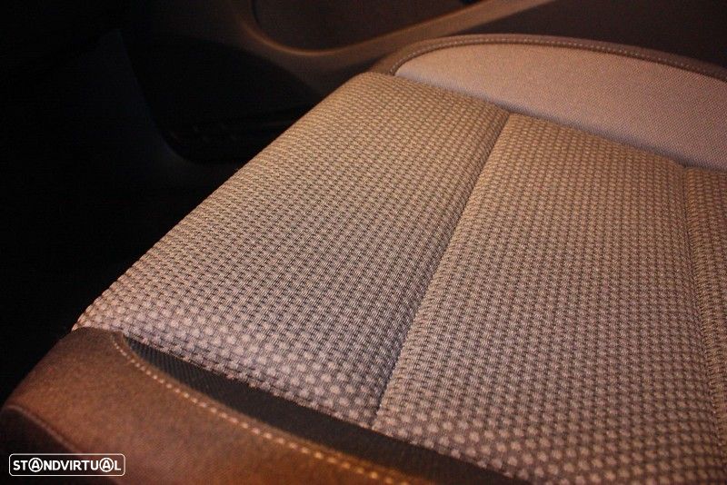 VW Golf 2.0 TDi Confortline - 24