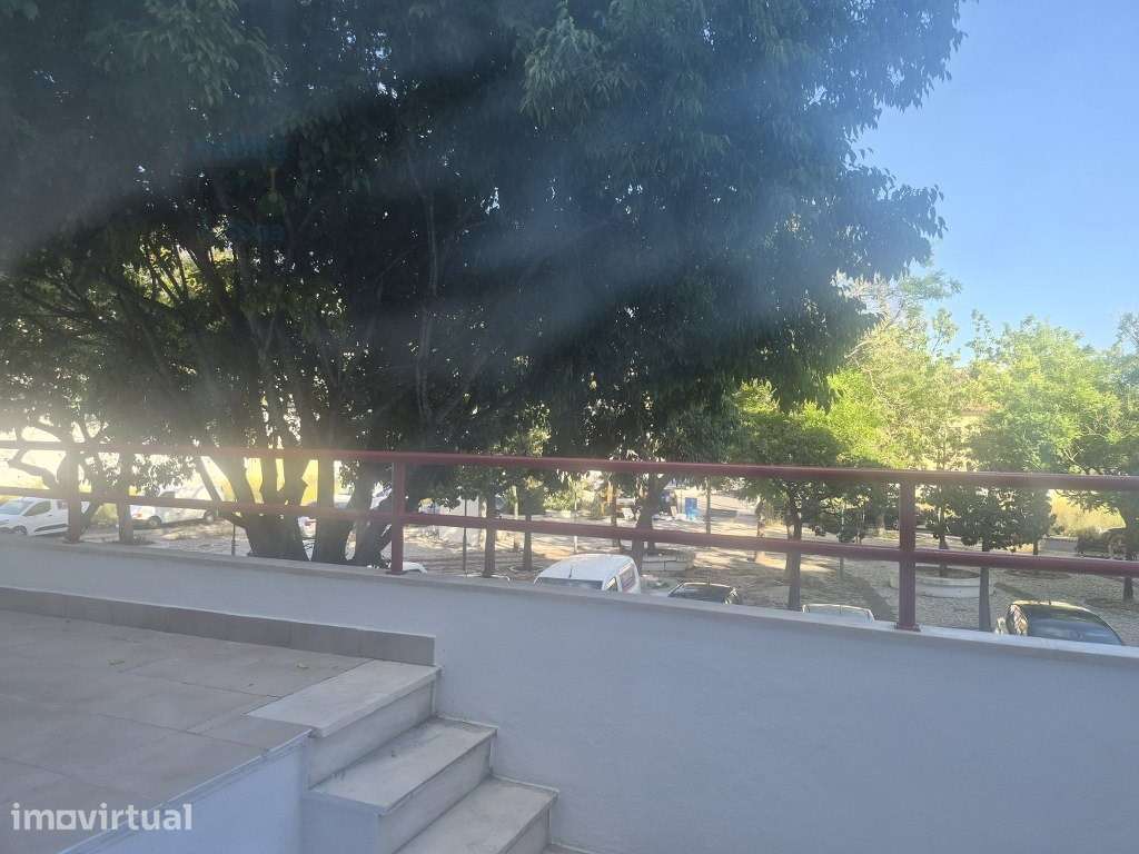 Escritório Duplex no Centro do Laranjeiro com Terraço - Grande imagem: 2/33