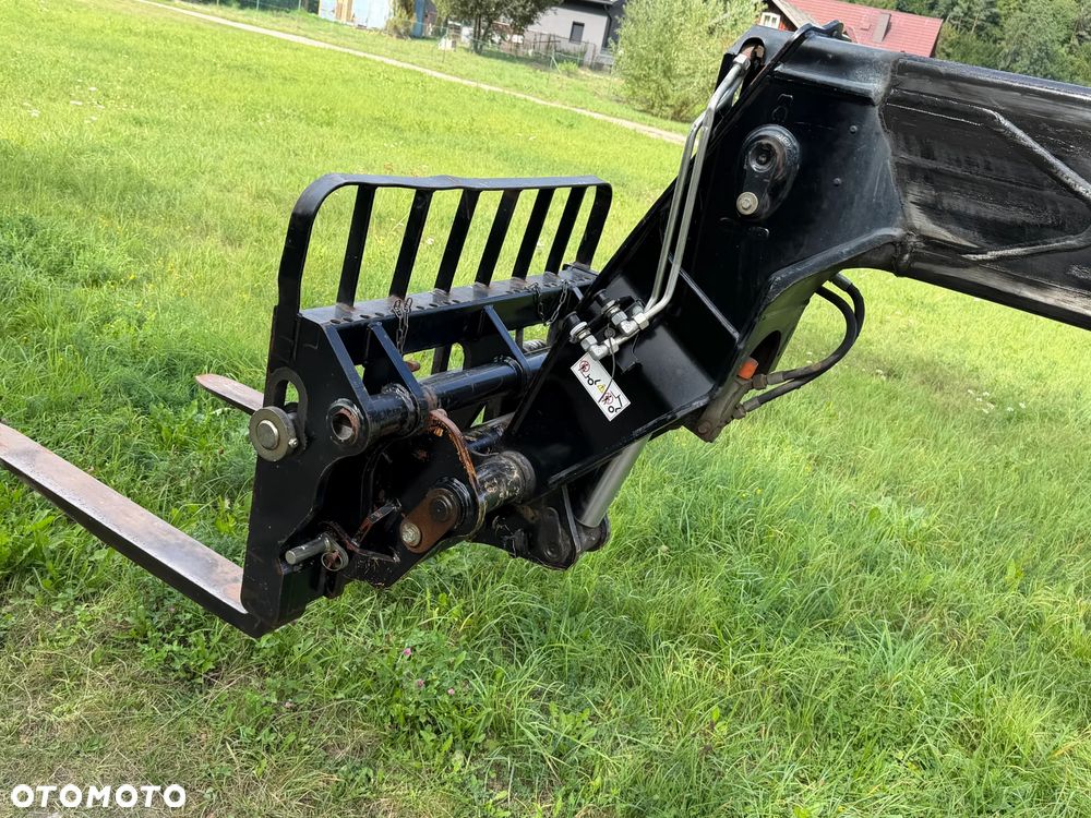 Manitou MT1440. Ładowarka Teleskopowa 14 metrów wysuw! UDŹWIG 4 TONY! Przebieg 2500 mtg. Maszyna jak Nowa z SALONU. 2017 rok. z Norwegii z Gospodarstwa rolnego! Silnik PERKINS Turbo 110 km. Aktualne Serwisy w Dekra. Nowy Model sterowane wszystko z 1 dżojstika. Ani deka luzów czy wycieku. OKAZJA! Jazda REWERS + 4 biegi. Skręt 3 tryby. Wyjście Hydrauliczne na maszcie, Poziomowanie ośi stabilizatory! Wyjścia Hydrauliczne na maszt! Okazja Ani deka luzów i wycieków. Wersja Norweska. Wielka Okazja  Opony jak Nowe! - 31